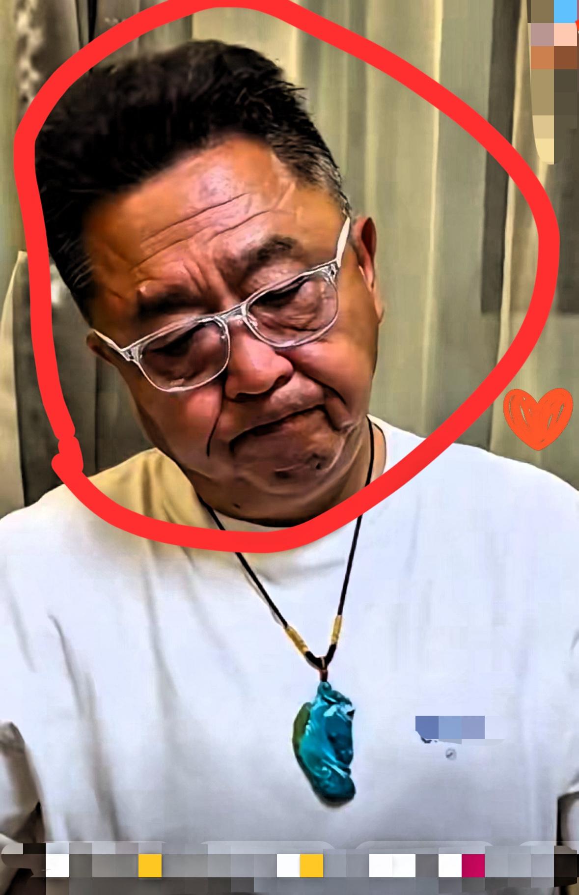 谦大爷也有自己的烦恼，国庆长假躲在家里喝闷酒，满脸的忧郁，撅着嘴，硬生生把满脸的