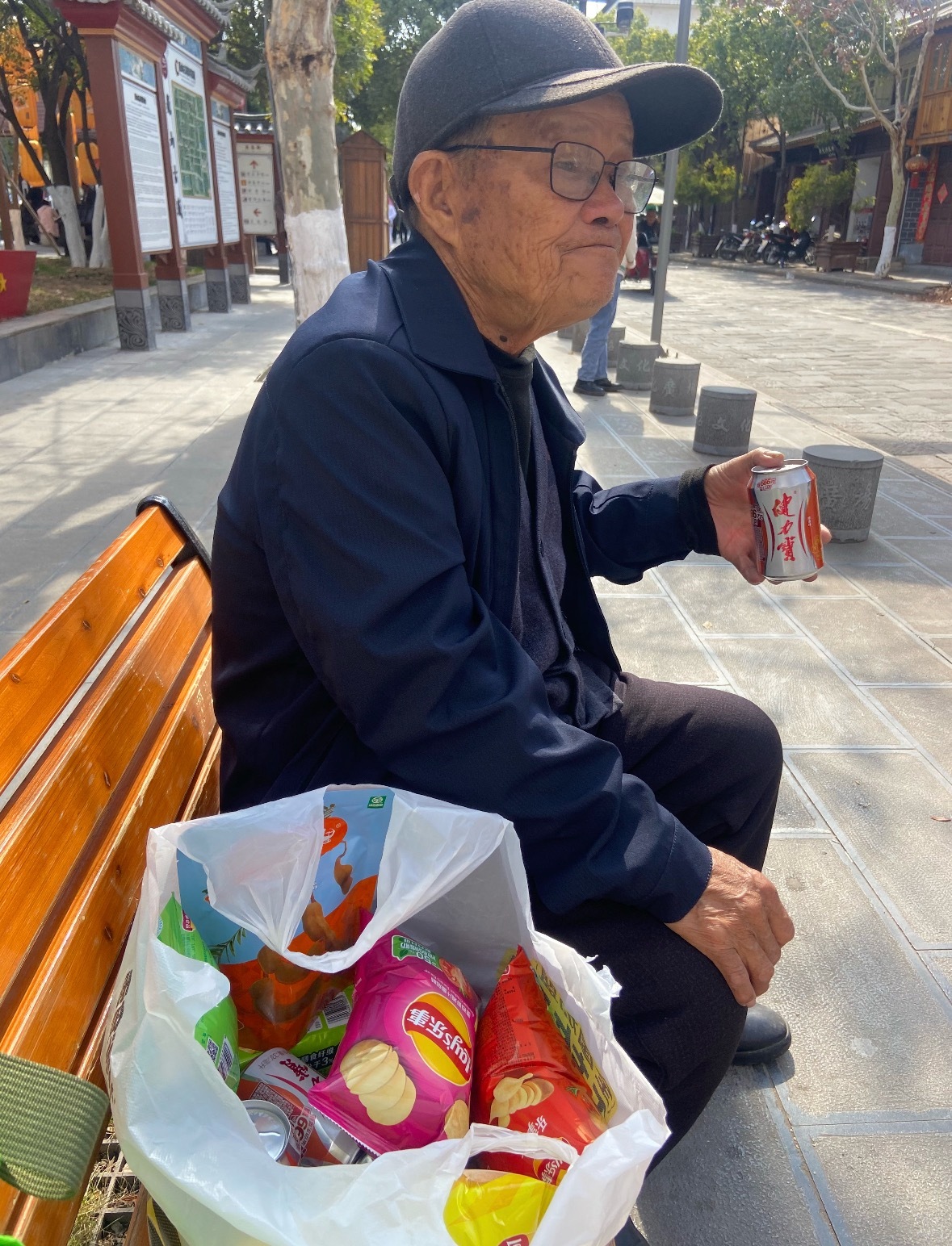 报告称老人每天吃零食比例远超90后昔日总把零食留给晚辈，如今长辈随心享用小食。消