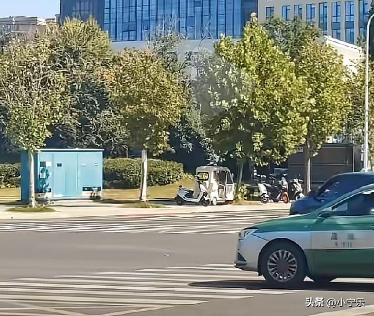 10月4日，河南郑州“的哥”在车上捡到乘客10万元现金，于是联系乘客，开车给乘客