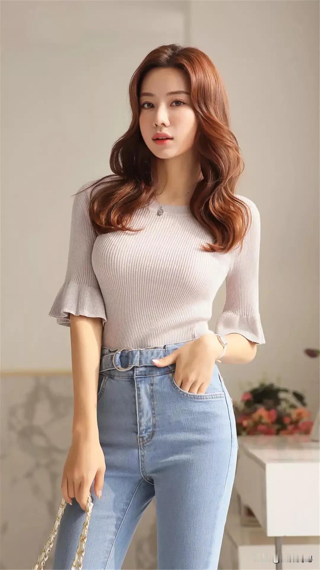 想打造温柔甜美气质，黄白配是绝佳选择。鹅黄绞花针织开衫叠搭白吊带，下搭波点半裙，