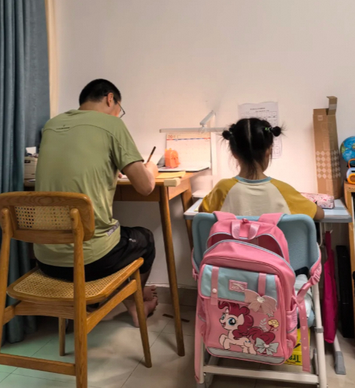 出圈宝贝开学C位开学晒娃大赏临近开学，作业写不完了，求着爸爸帮她补，反倒感觉有点