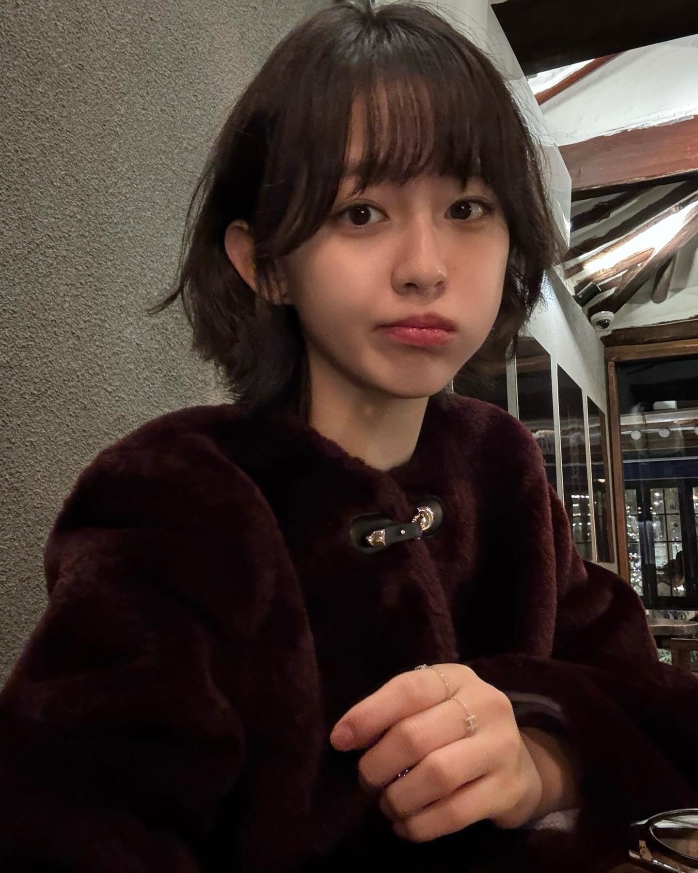 灵指 “宋宇妍到此一游”🎨我就知道朴持厚一定会去快闪店🩵持厚宝宝真的真的很爱