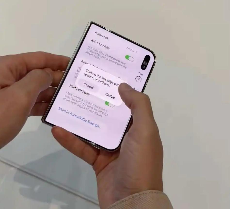 iPhone Duo藏了个细节功能：戴上保护壳后，屏幕会自动"让路"

据外媒9