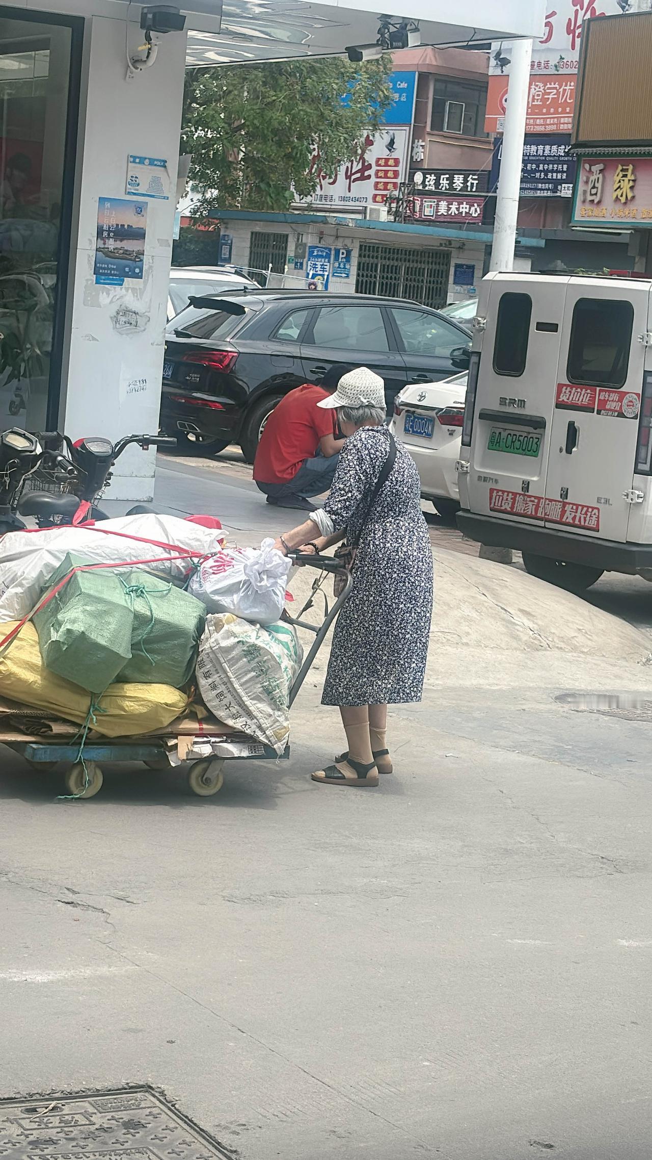 大家好，我是个离婚女人，离婚后一人过9个年头，俗话说嫁错是没有好日子过了，头昏嫁