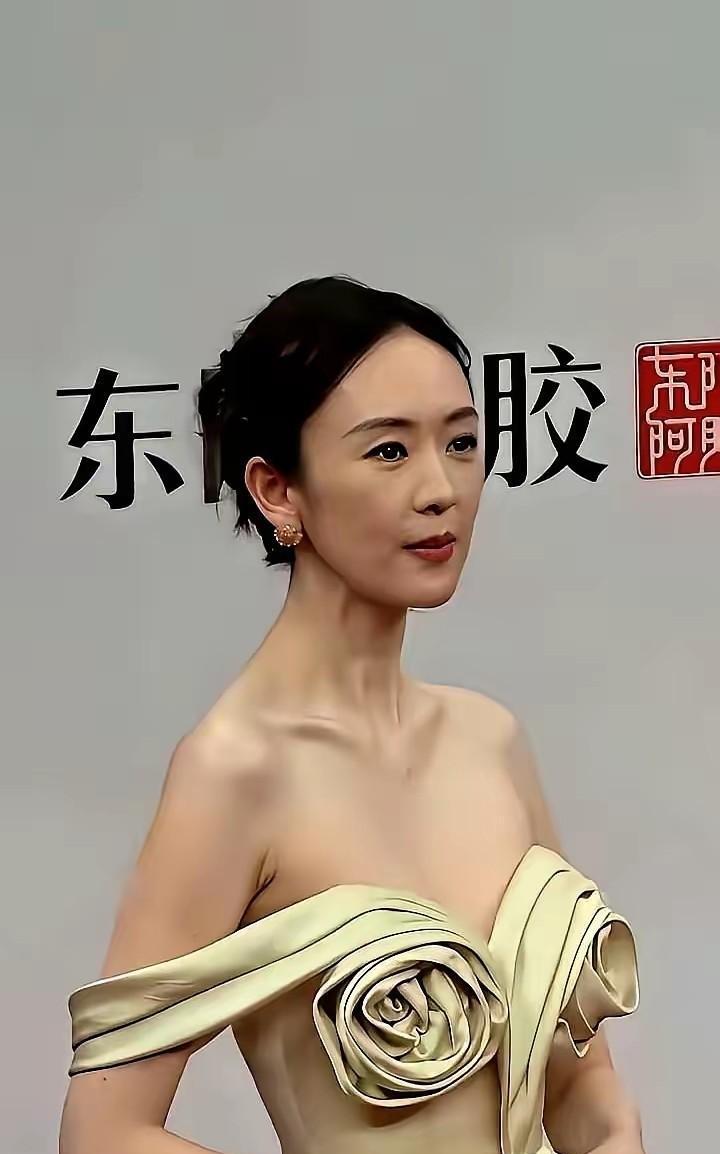 红毯上，明星越瘦越美？
这个观念正在被悄悄推翻。
最近几位女星的造型引发热议。