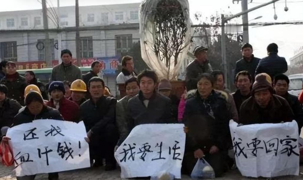 “欠钱的不抓，抓要钱的干嘛？”男子在工地上每日挥汗如雨，好不容易挣了10万元，可