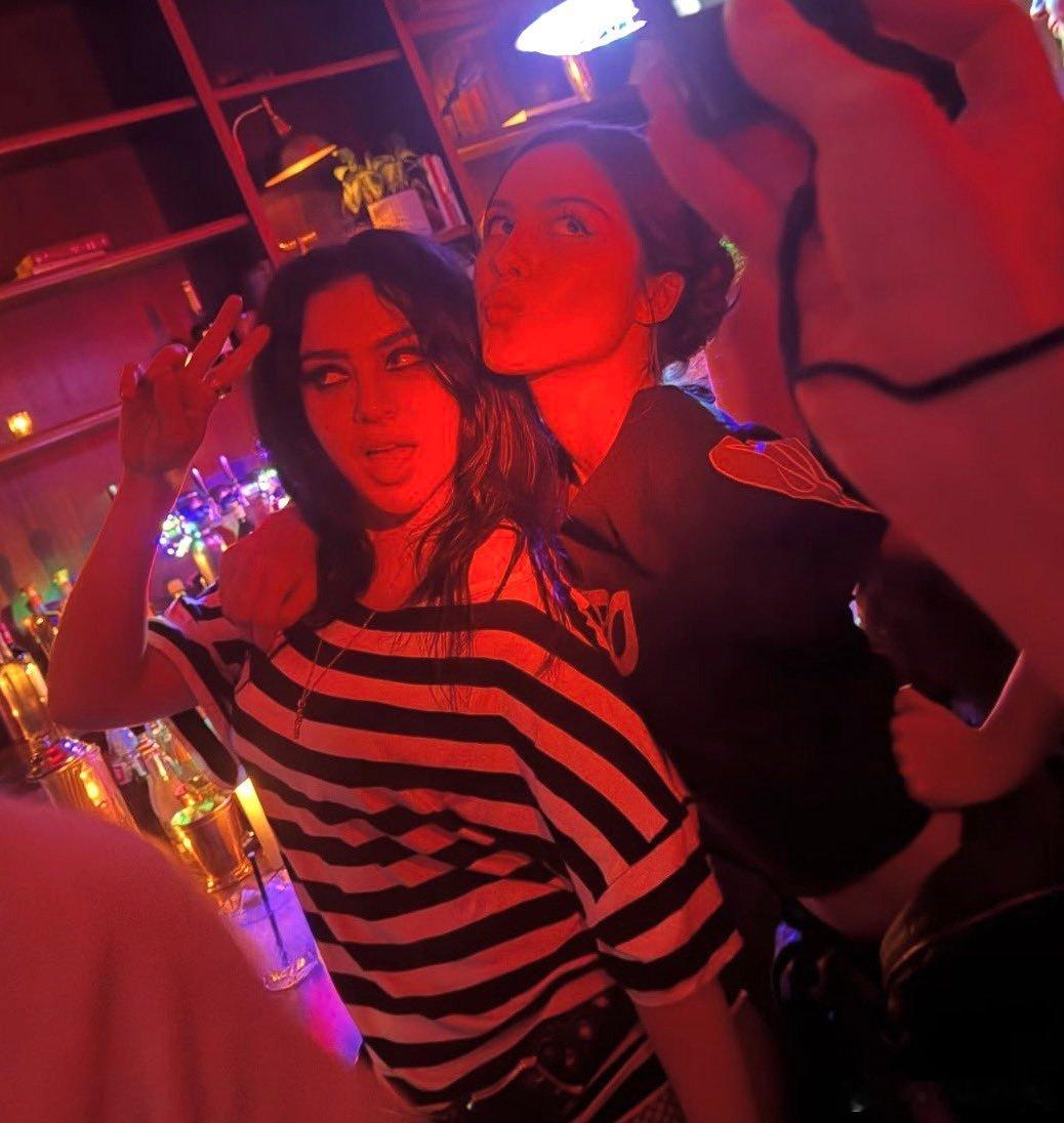 洗茶Charli XCX 社交平台分享了她生日派对上与娅娅Olivia Rodr