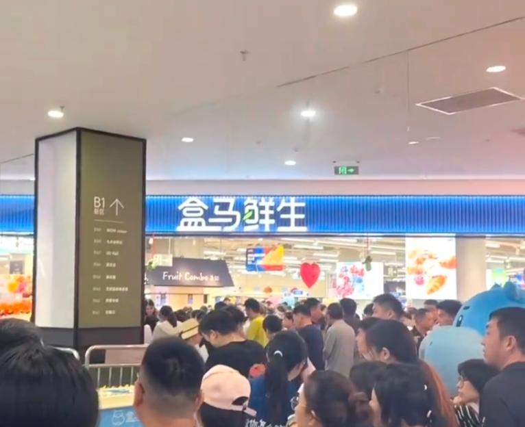今天，盒马鲜生青岛城阳万象汇店正式开业，虽然不是周末，但前来购物的顾客还真不少！