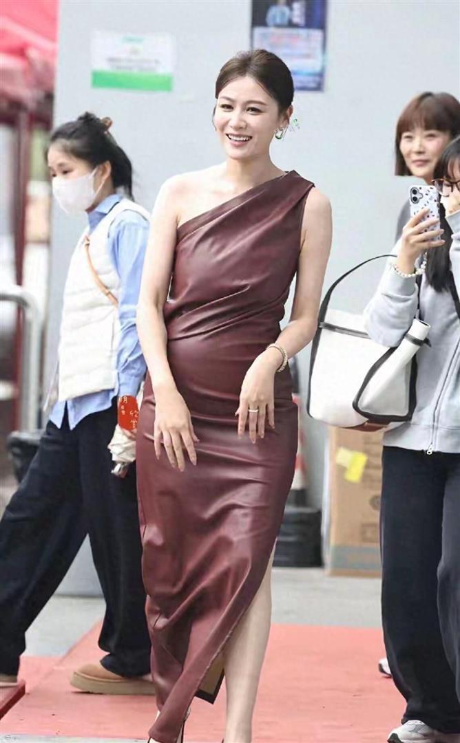 叶一茜给侯宇刷礼物乘风2026暖心互动尽显情谊，温柔举动格外让人感动 