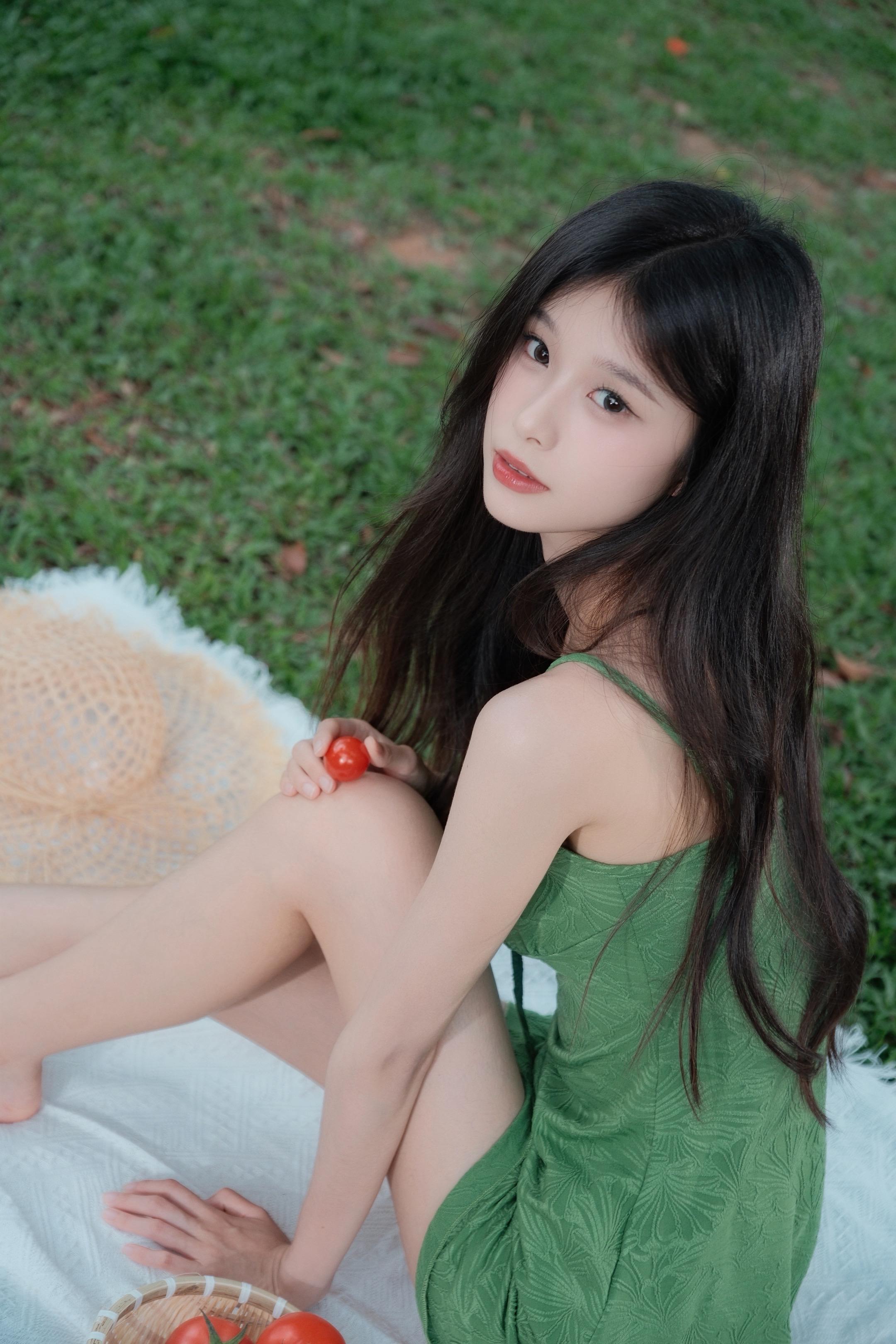 夏日、阴天、青草的气息。中山公园绿植特别多，没有刺眼的阳光，阴天的草地...