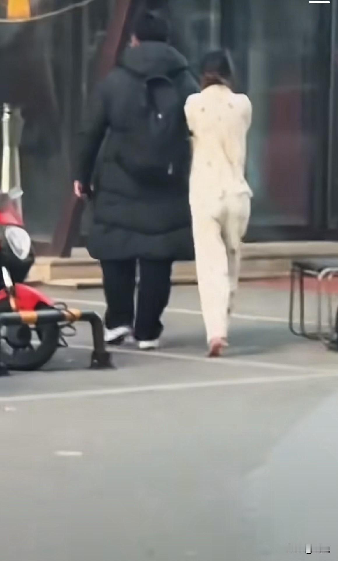 光脚事一般不会小吧，男的背着包，女的穿睡衣光着脚[震惊]