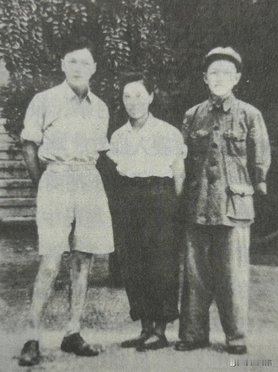 1950年，谷超豪（左）在济南与哥谷力虹（右）、嫂林悦会面时留影。当时谷超豪24