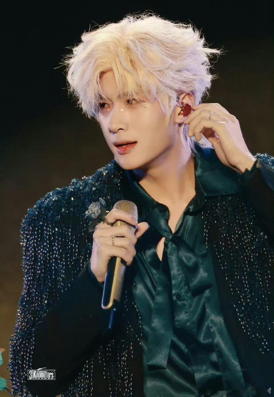 展轩的白发跟刘轩丞的比起来质感好差，不太适合🌚🌚 