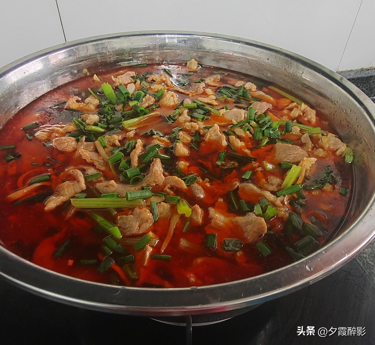 今日自制水煮肉片！红油鲜亮汤汁浓郁，肉片软嫩配上小葱，足不出户也能解锁正宗川味。