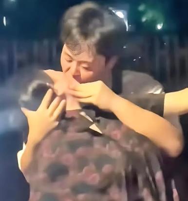 “太炸裂了！”一小伙子当街强吻60岁大妈，小伙子在大街上和一大妈发生矛盾。吵不过