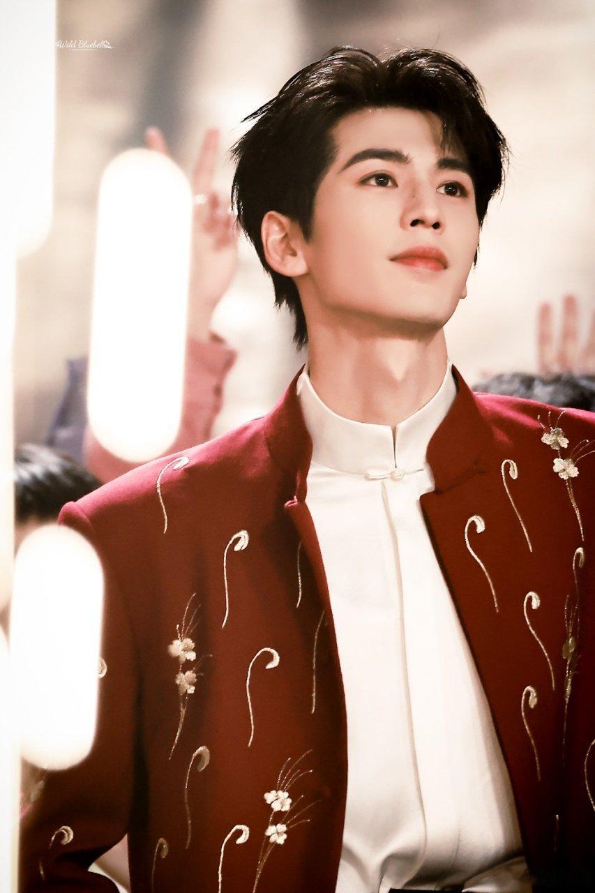 春晚可以把张凌赫放左上角一直走秀谁赞成谁反对？春晚左上角焊死张凌赫走秀，看到《难