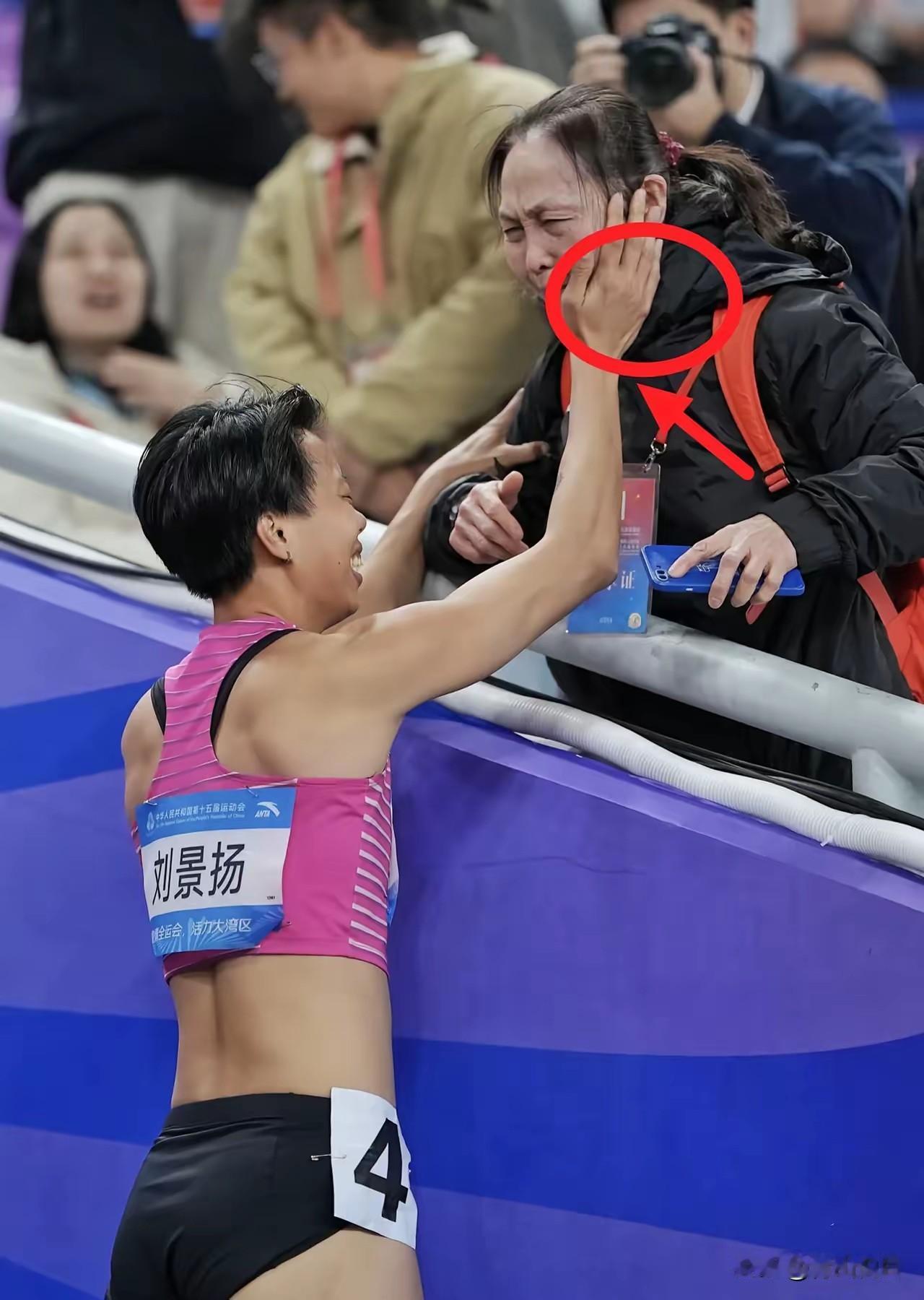 刘景扬百米栏夺冠后奔向母亲的视频刷屏了。但很多人没注意到她13秒56的成绩已逼近