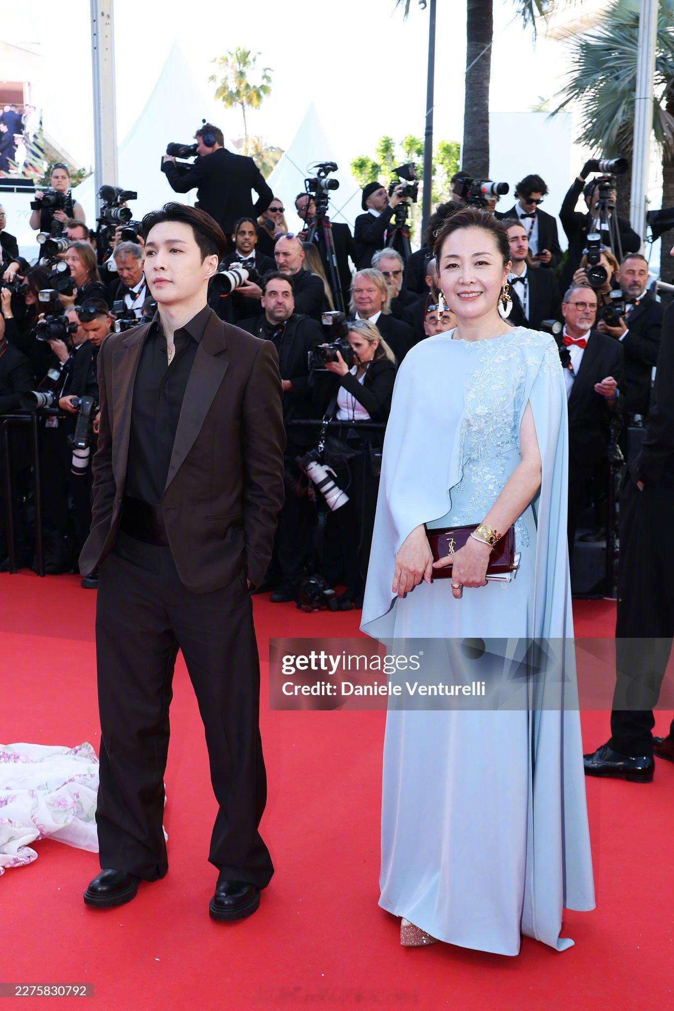 张艺兴戛纳红毯开幕式生图 张艺兴身着咖色西装，搭配黑色西装亮相戛纳国际电影节开幕