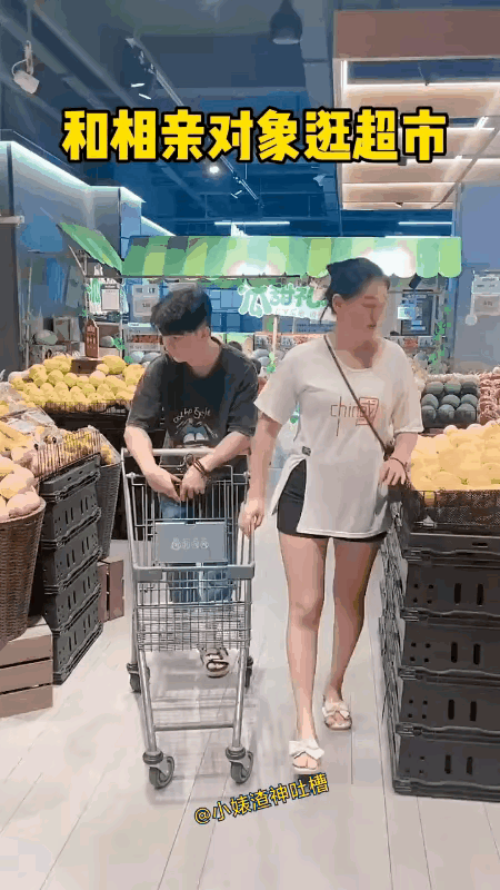美女跟相亲对象去逛超市，看见榴莲，不看价钱，就把榴莲往购物车里搬，一口气就搬了6