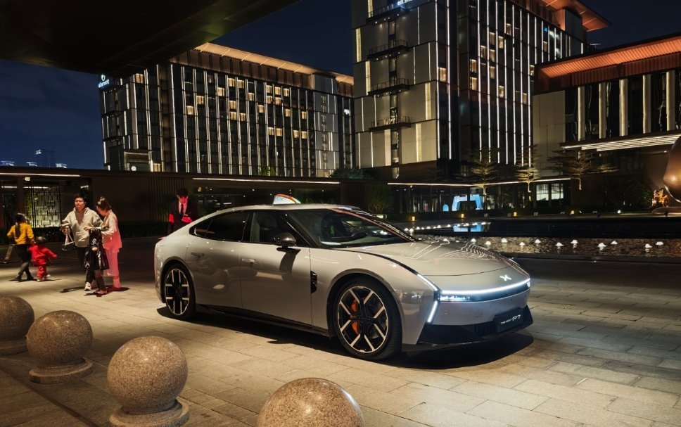 开了3天全新小鹏P7这车在广州能见度很高，回头率也很高有路人问，我就变成业余销售