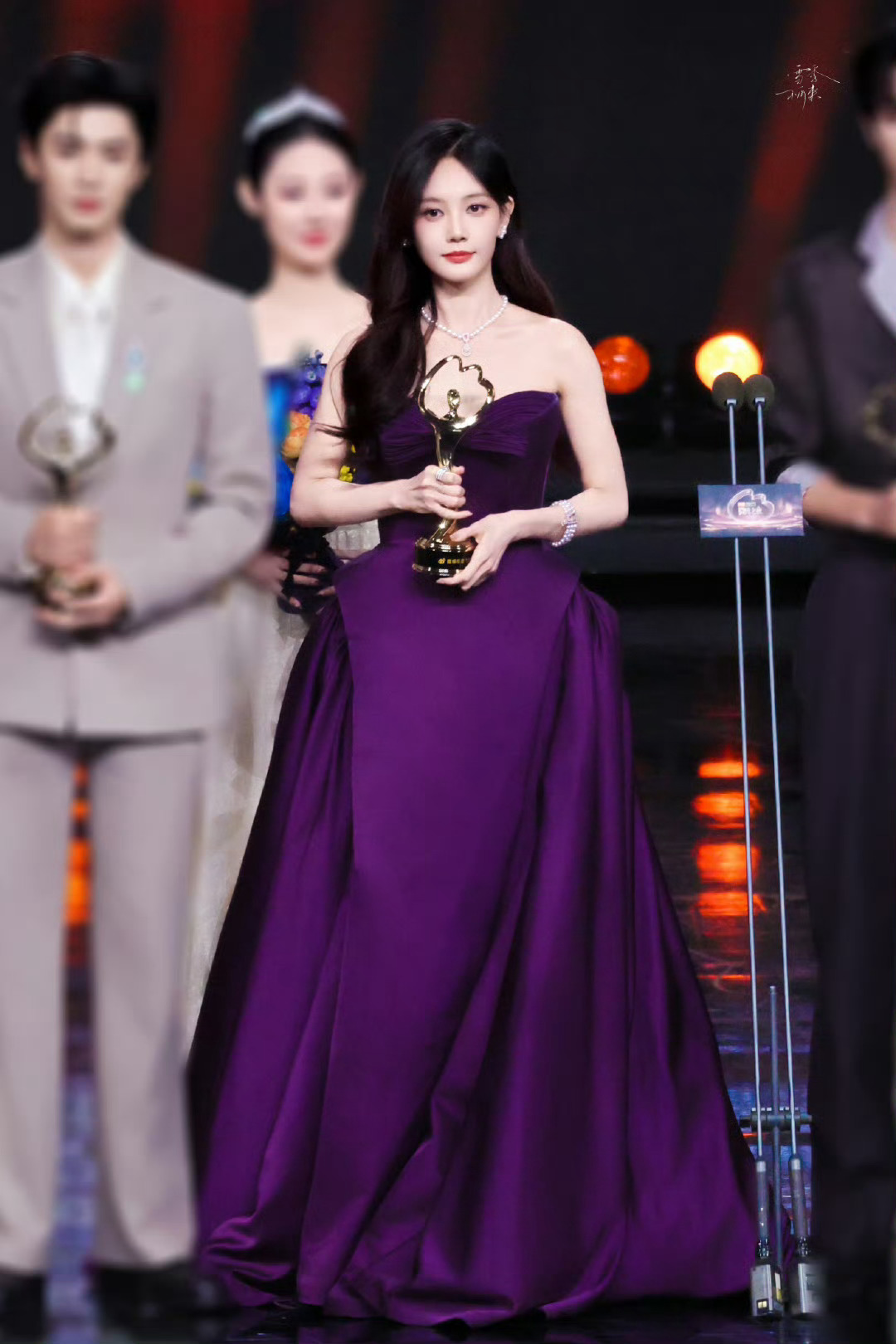 李一桐 角色是演员的翅膀 在微博之夜的获奖感言上李一桐说角色是演员的翅膀，也希望