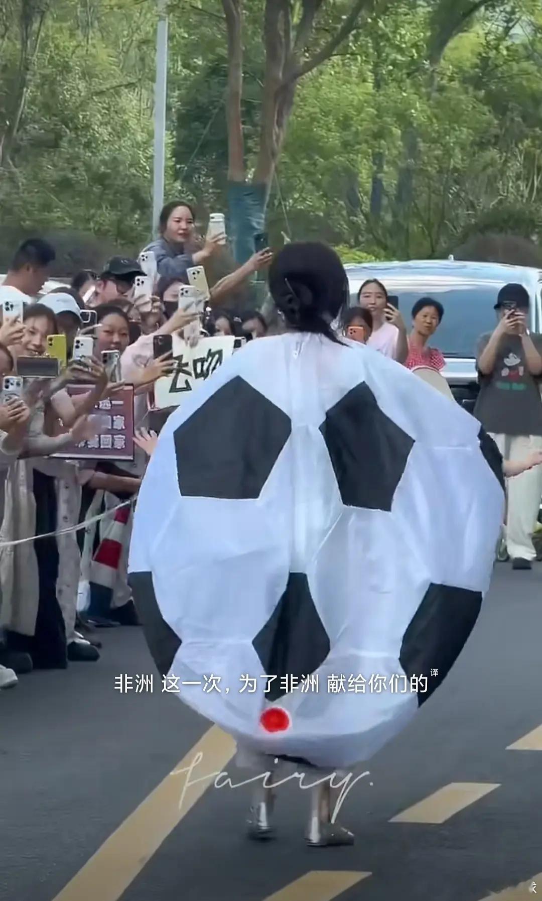 有的明星招呼都不敢打，怕声音太大影响周围居民，虞书欣这样好吗？漏了气的足球be 