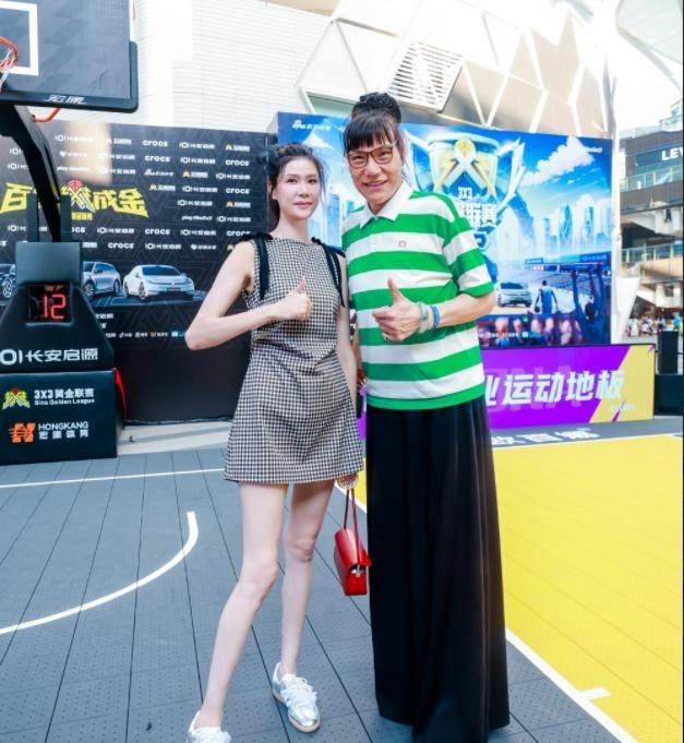 前两天，网上突然刷到一张郑海霞的近照。说实话，要不是那标志性的身高和亲切的笑容，