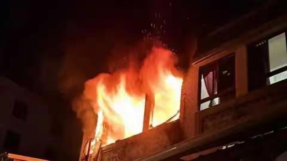 一场大悲剧，大年初一夫妻吵架泼汽油纵火，一死一伤。2月17日凌晨，台湾台中一栋三