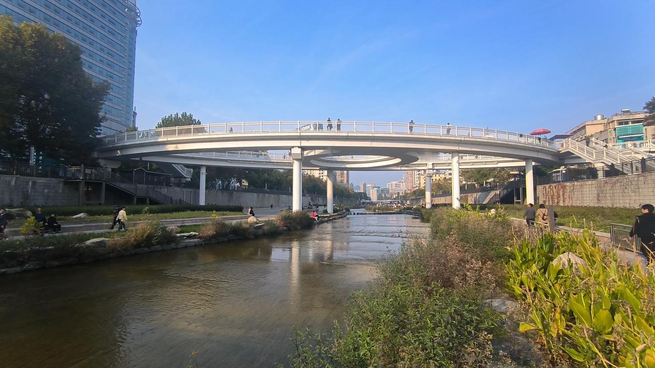 十堰河道中人民医院桥。该桥形状象一只眼睛，也象东风汽车标识的变形，十分漂亮！