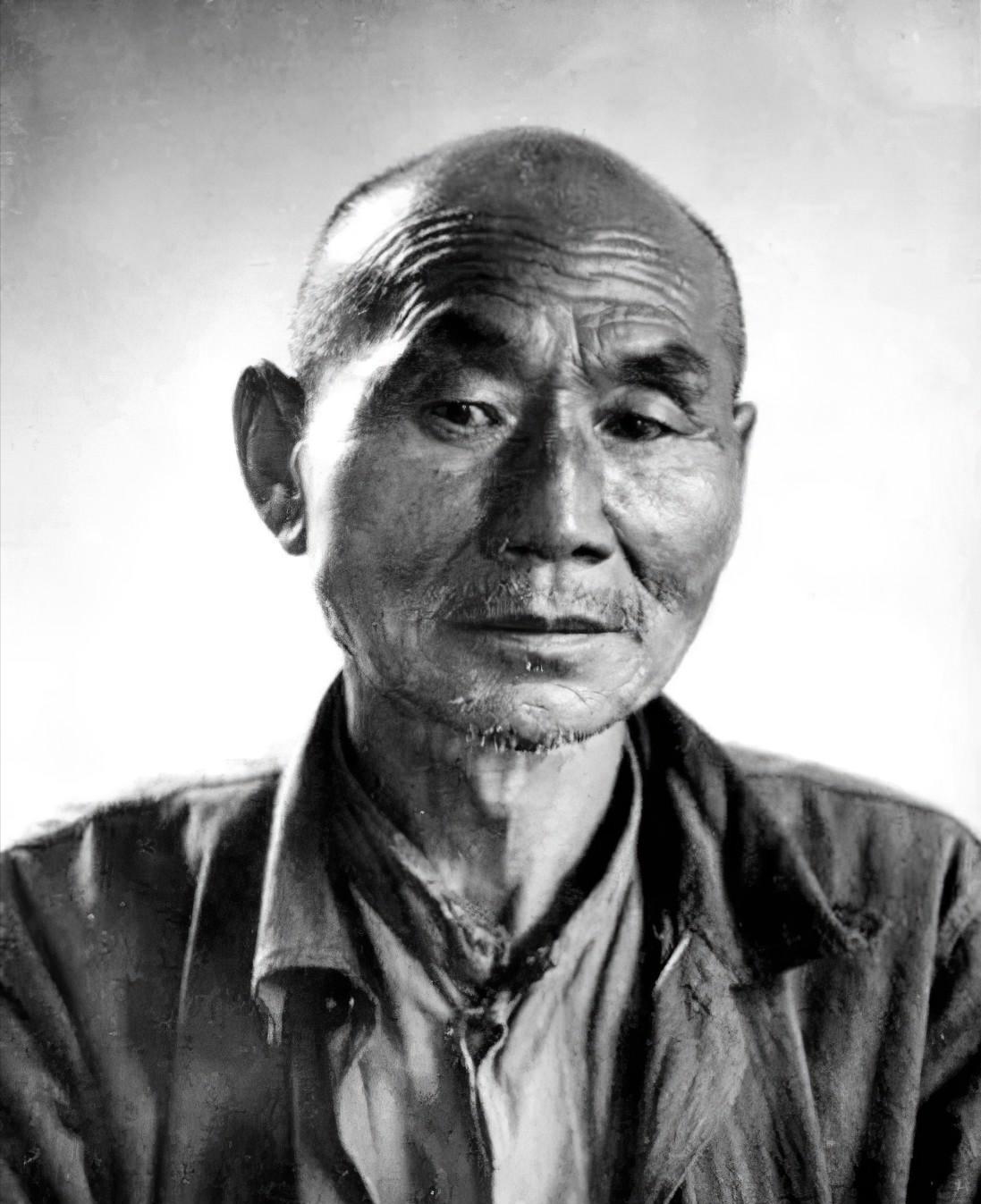 1937年12月，一个名叫“磨坊”的院子里跪着两排中国人，前排的中国青年正在遭受