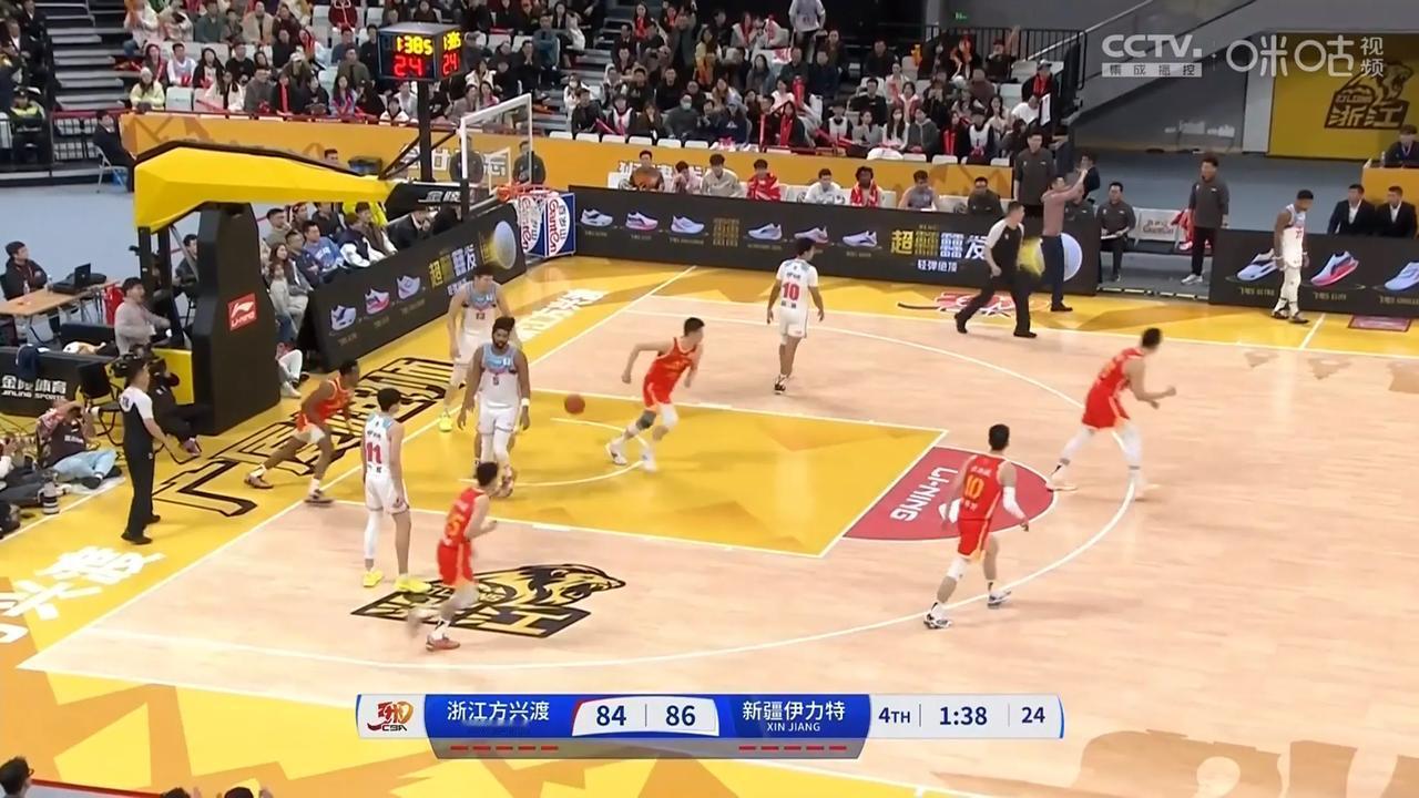 今晚的CBA联赛上演了两场逆转取胜好戏！
1、浙江队残阵出战，主场一度落后新疆队