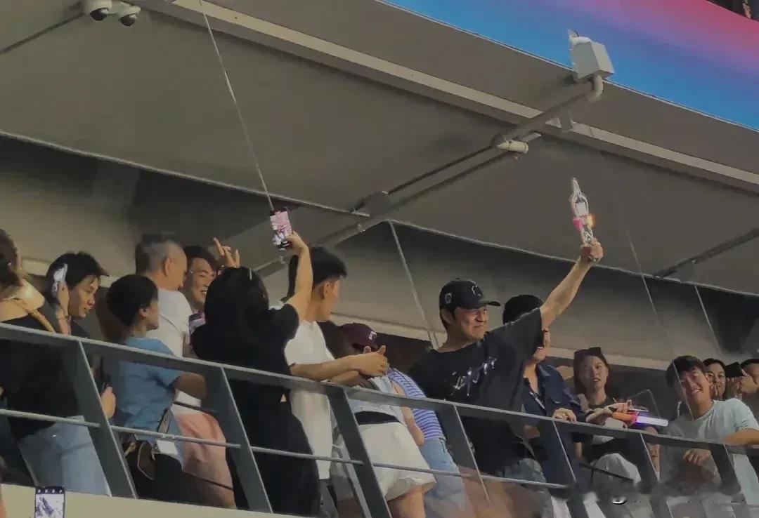 马景涛来看谢霆锋演唱会，他在包厢里看的，举着牌子为谢霆锋打call。

马景涛一
