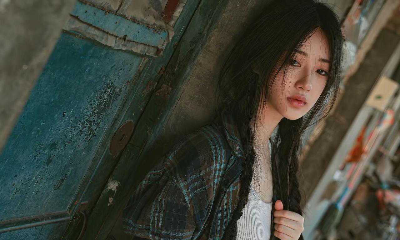 光影是“缝隙感”的催化剂：侧逆光从空间的缝隙里透进来，只照亮发丝、脸颊的局部，暗