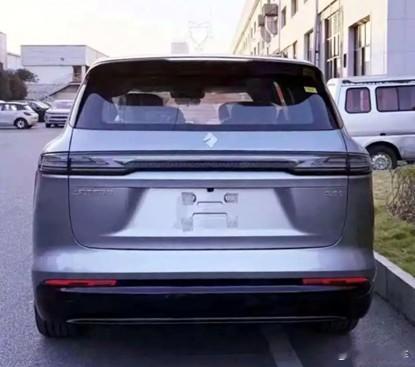 10万出头配置拉满，鸿蒙座舱+乾崑智驾+6座布局，平替问界M7？六座SUV这碗饭