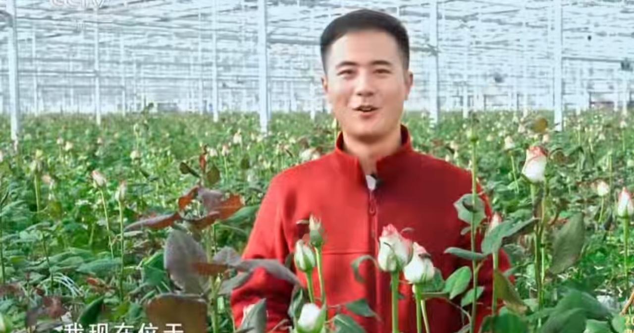 温室里连片的玫瑰花苞吐露生机，红衣讲述者站在花丛间，诉说着对宁夏繁花盛放的期许；