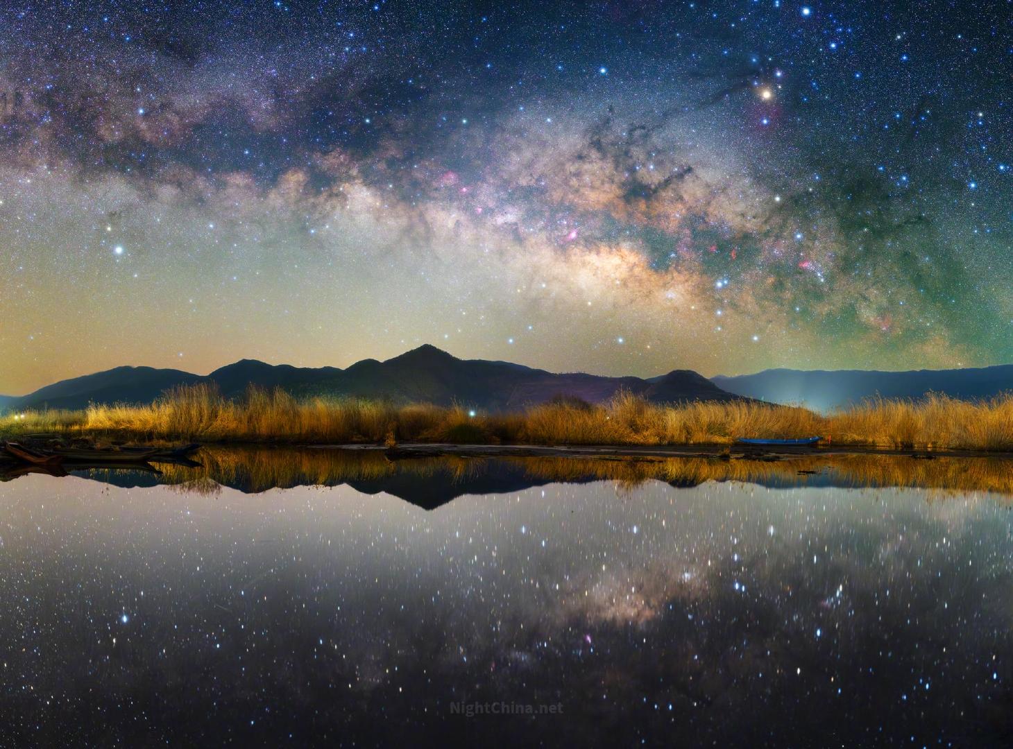晨光即将出现之时，银河开始展露出它的璀璨与浩瀚。脚下的湖水，此刻变成了最完美的镜