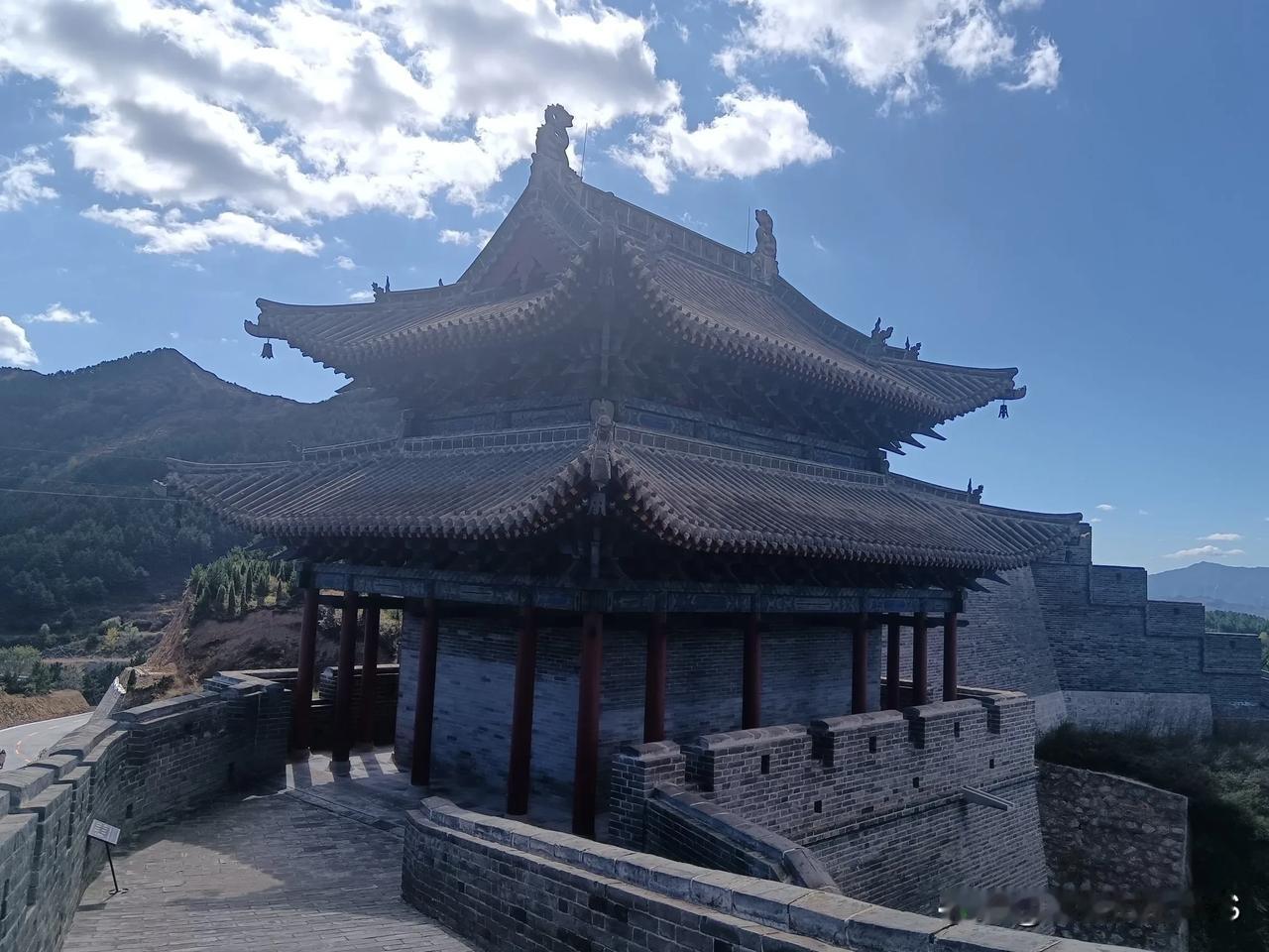 又见平型关。

十月二日，吃过早饭，我们从砂河镇出发，沿着国道到达平型关镇地域，
