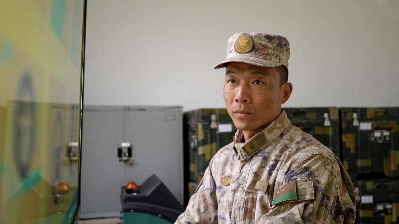     魏佳龙，江苏南京人，党员，2008年12月入伍，现为抢修班班长，入伍十七