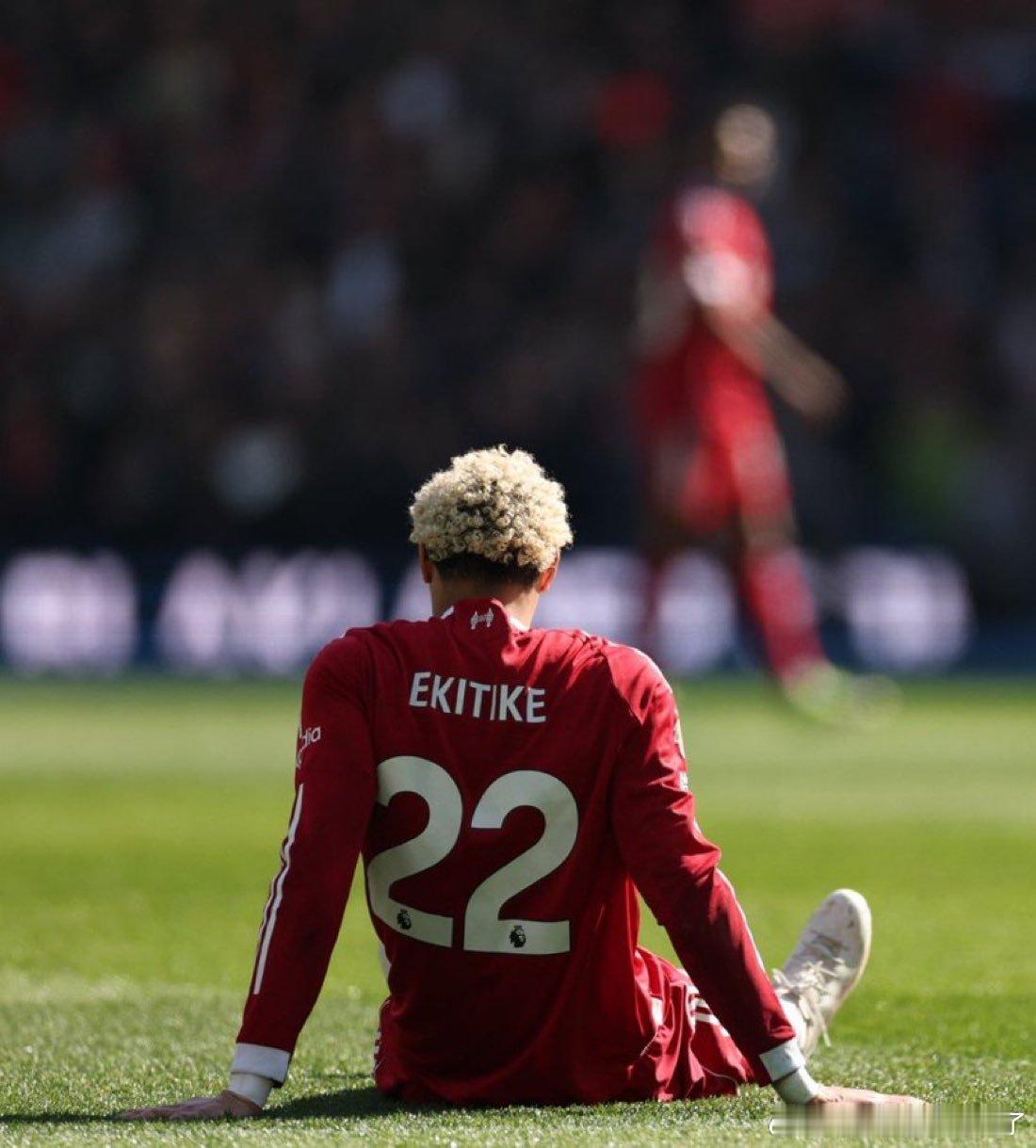 皮尔斯评述在埃基蒂克的处子赛季中，越来越明显的一点是，他并非一个真正的9号位球员