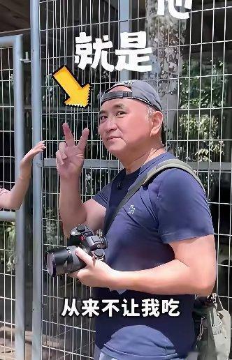 胡静在马来西亚有一个庄园，里面养了上百只鸡和鸭子，还有孔雀，她很想吃但老公就是不