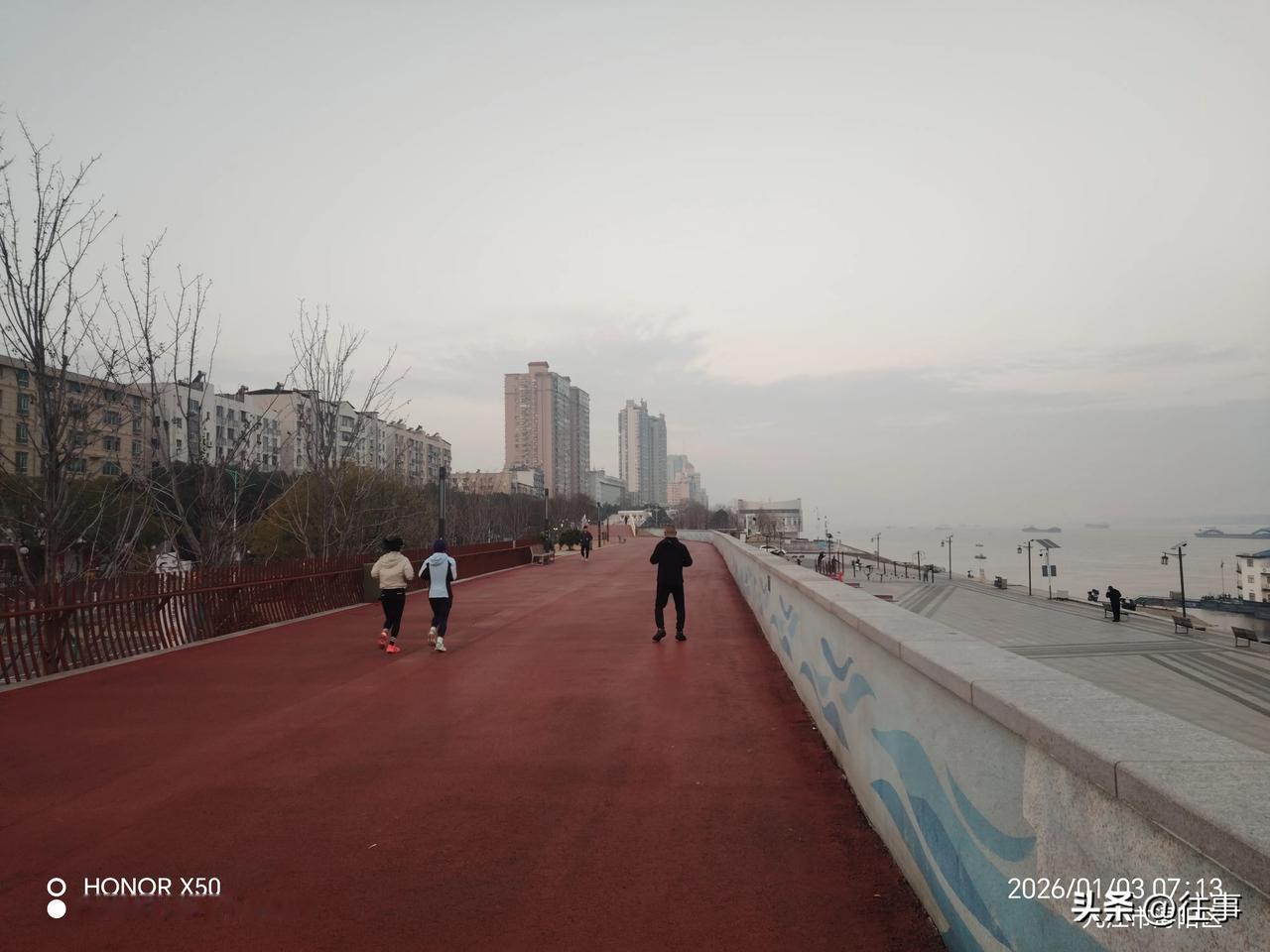 今年冬天的不同2026年1月3日长江岸边晨练