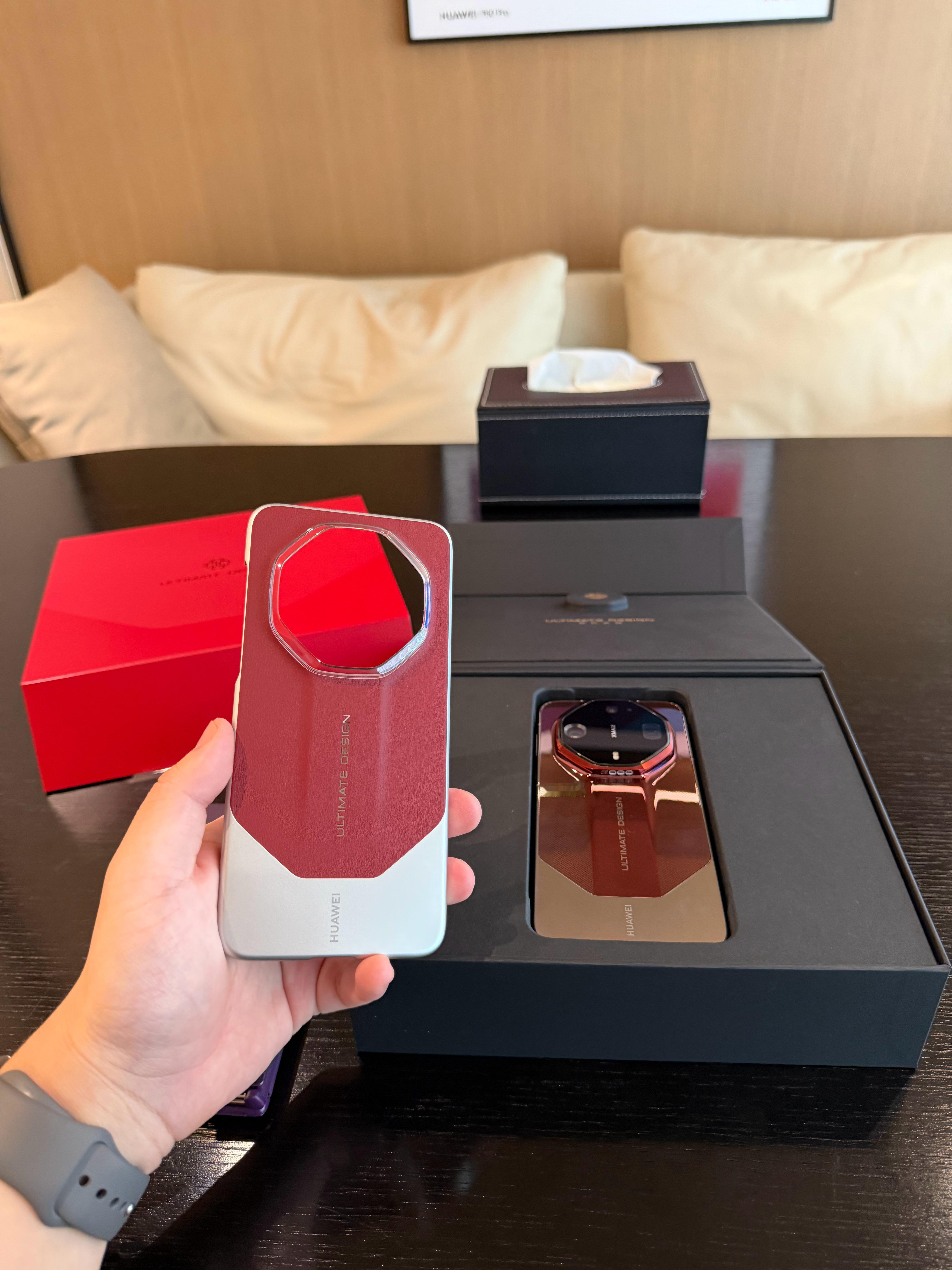 这一代mate 90rs的背部确实容易沾指纹刚提的就占上了不过好在华为给给每个机