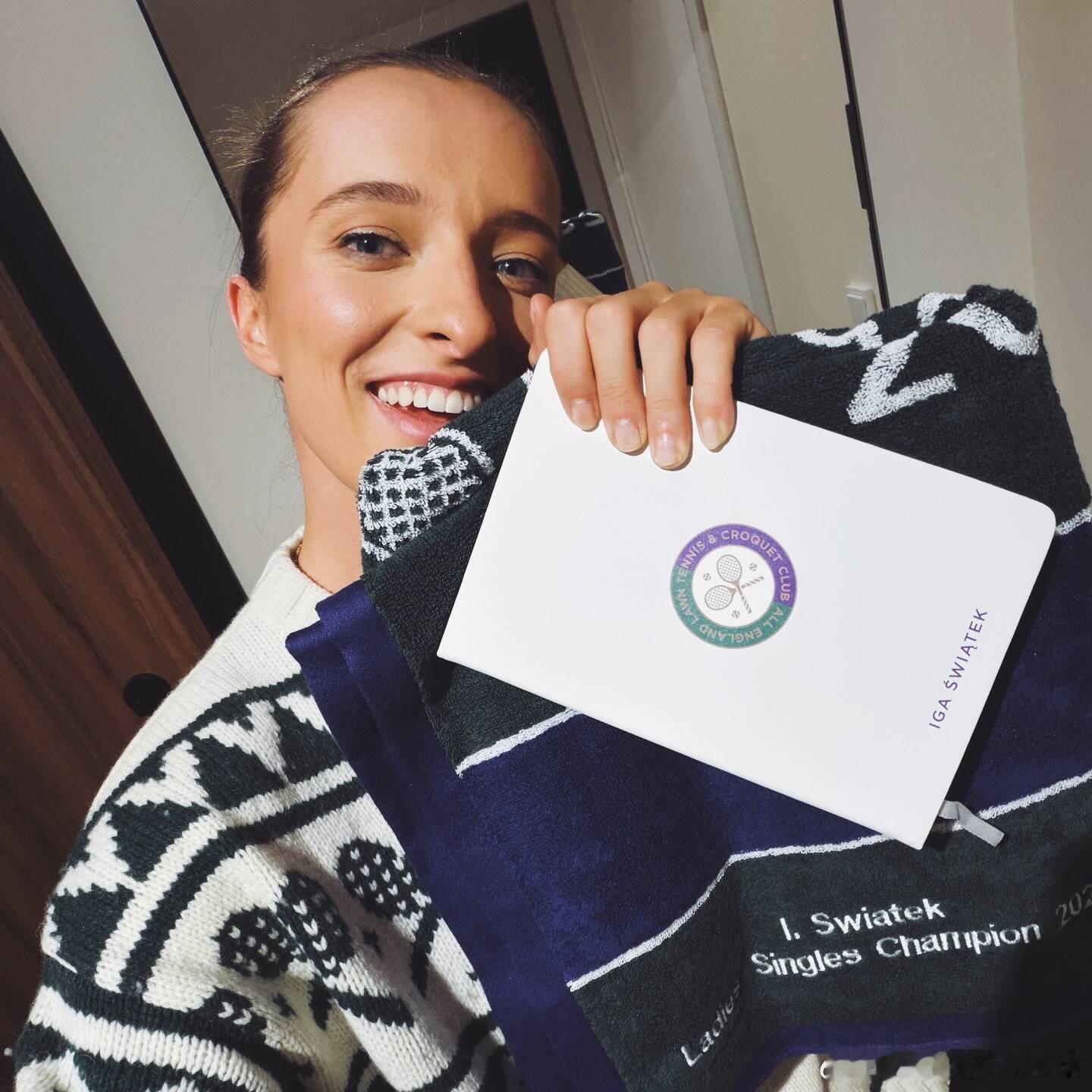 全世界都知道斯瓦泰克需要什么温网组委会贴心的给她寄去了毛巾做圣诞礼物，不过好像条