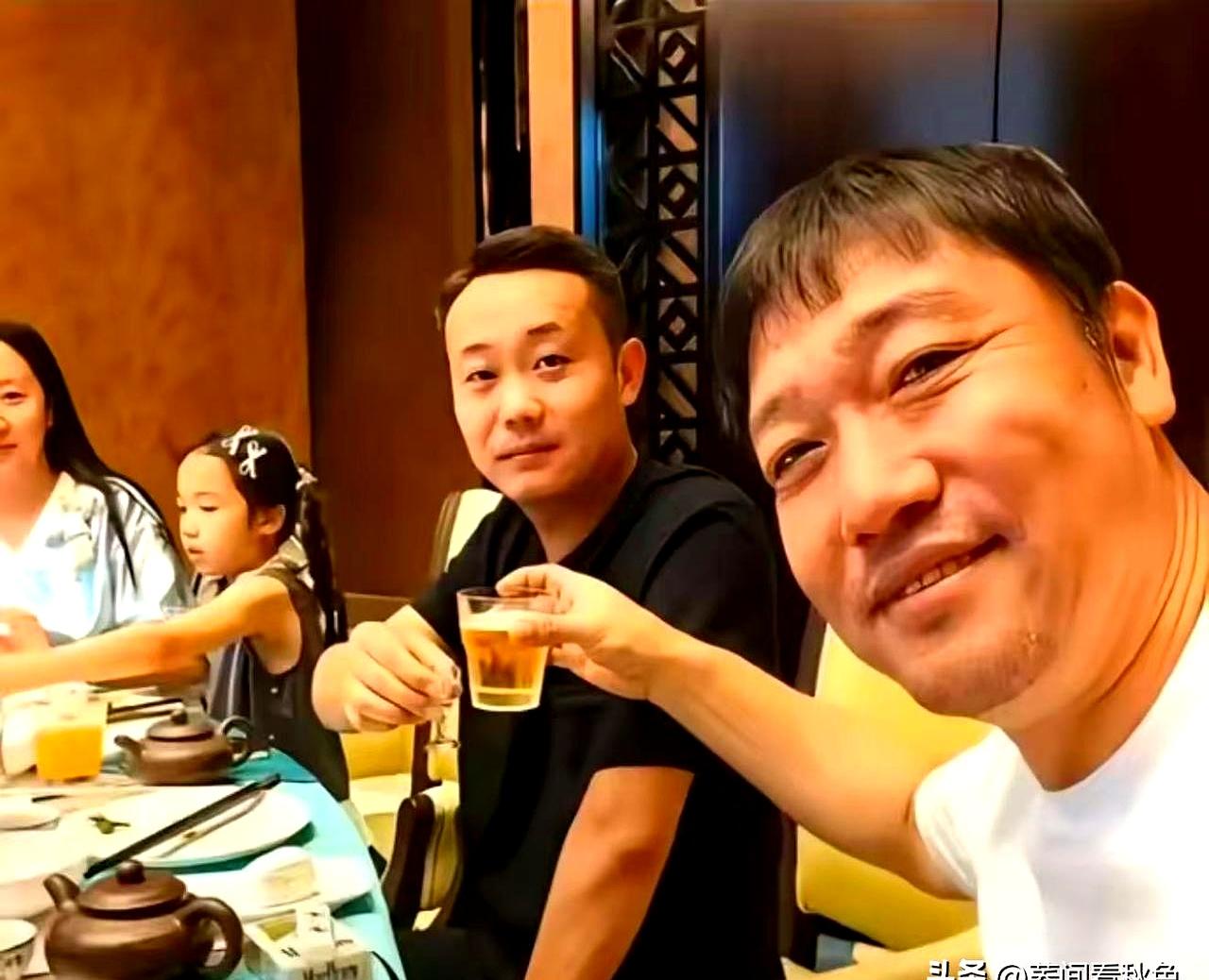 贾冰这回被推上风口，倒不是因为在公开场合失言，而是私下和熟人聚会时，太放松了。
