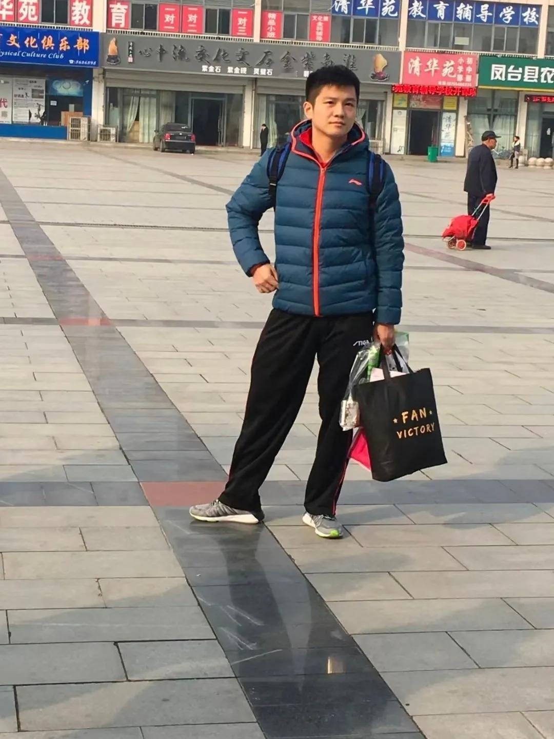 樊振东这身装扮，像极了将要回乡过年的人[笑哭]，手里还拿着大包小包，是不是一路上