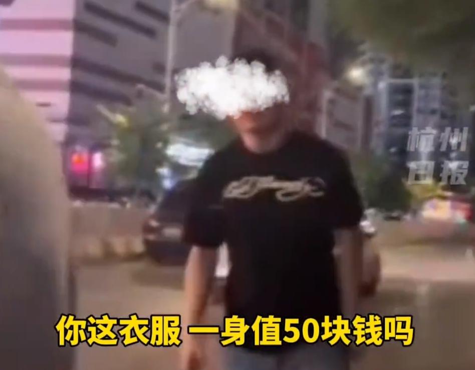 恶人先告状？一男子在过红路灯的时候，变了一下道，就遭到了后车车主的暴力截停，这还