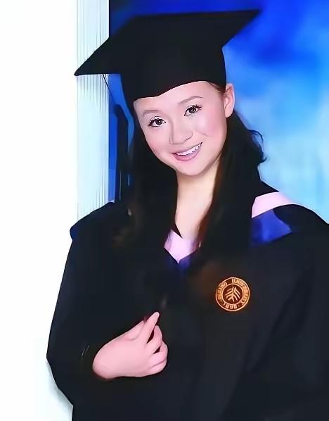 我宁愿在美国住下水道，翻垃圾！也不回中国！

说这话的人，来头不小。她叫何碧玉，