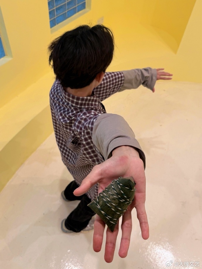 董思成端午营业照董思成复刻铁拳教育动作 掌公子来了呀。端午节的营业照里面董思成复