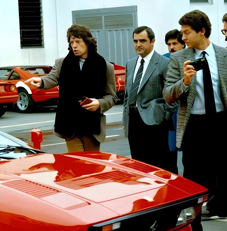 1985年，法拉利在马拉内罗给Mick Jagger交付他的288 GTO。 ​