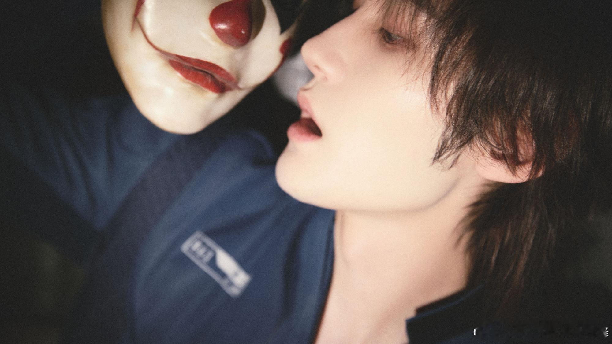 汪铎这衣服好就好在能看到胸肌 肉眼可见的自律！汪铎的胸肌线条太绝，这件衣服刚好把